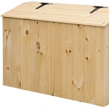 Wooden compartment feed chest